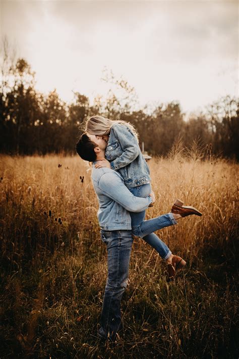 Denim Couple Photoshoot in a Field | Outdoor couples photography