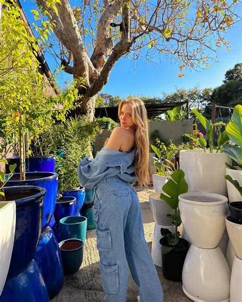 Caroline Zalog | eat your herbs & veggies - outfit @fashionnova | Instagram