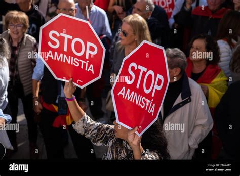 Barcelona España 12 de noviembre de 2023 Se ve a un manifestante