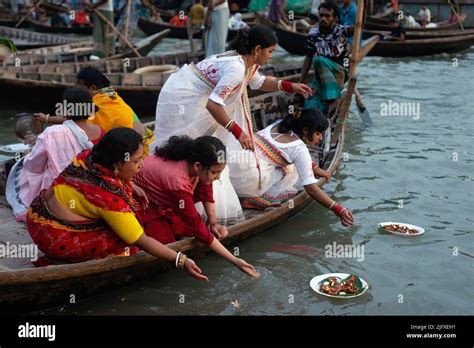 Dhaka Bangladesh Th July Hindu Devotees Gather Beside River