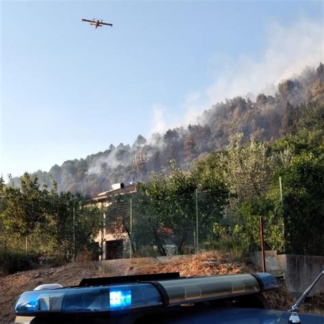 Vasto Incendio Boschivo In Azione Elicottero E Canadair Case Evacuate