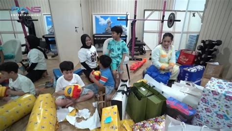 11 Momen Rafathar Buka Kado Ulang Tahun Hadiah Mbak Lala Banyak Banget