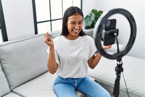 Joven Latina Sonriendo Confiada Teniendo Videollamadas En Casa Foto De Archivo Imagen De