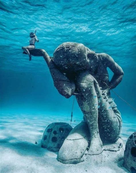 Big Statue Big Ocean Thalassophobia