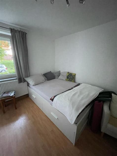 Schönes WG Zimmer in ruhiger Lage Bett Schreibtisch Regal vorhanden