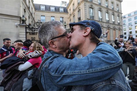Sultão de Brunei recua e diz que não aplicará pena de morte a sexo gay 06 05 2019 Mundo Folha