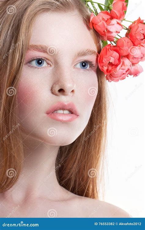 Verticale D Une Jeune Fille Red Haired Photo Stock Image Du Beau