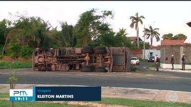 PITV 2ª Edição Dois homens ficam feridos após caminhão carregado de