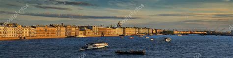 Panorama De Gran Formato Del R O Neva Con Embarcaciones Tur Sticas El