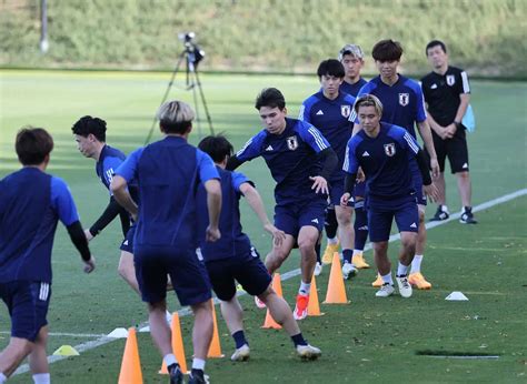 ＜u－23アジア杯前日練習＞練習する佐藤（中央）＝撮影・小海途 良幹 ― スポニチ Sponichi Annex サッカー