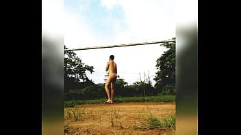 Desnudo en el campo de fútbol XVIDEOS