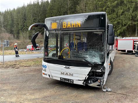 Mann Schwer Verletzt Bus Und Auto Krachen Frontal Zusammen