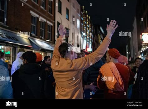 Frequentatori Di Feste Londinesi La Sera Di Capodanno Immagini E