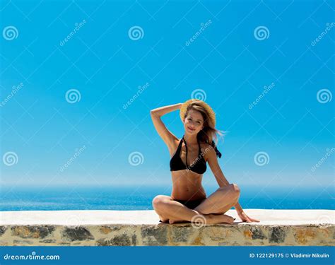 Muchacha En Bikini Con El Mar Azul Y Cielo En Fondo Imagen De Archivo Imagen De Griego