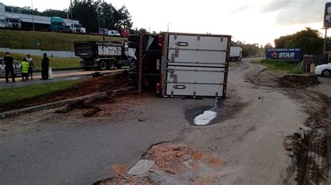 Carreta Tomba E Deixa Tr Nsito Em Meia Pista Na Br Em Blumenau