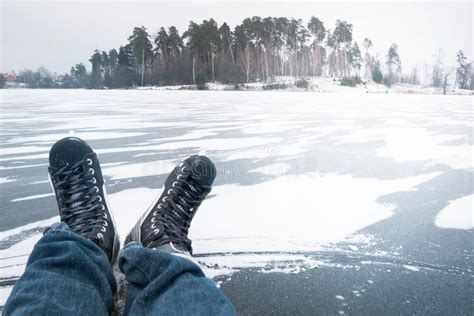 Hombre En Patines De Hielo Un Lago Congelado Cristalino En El Invierno