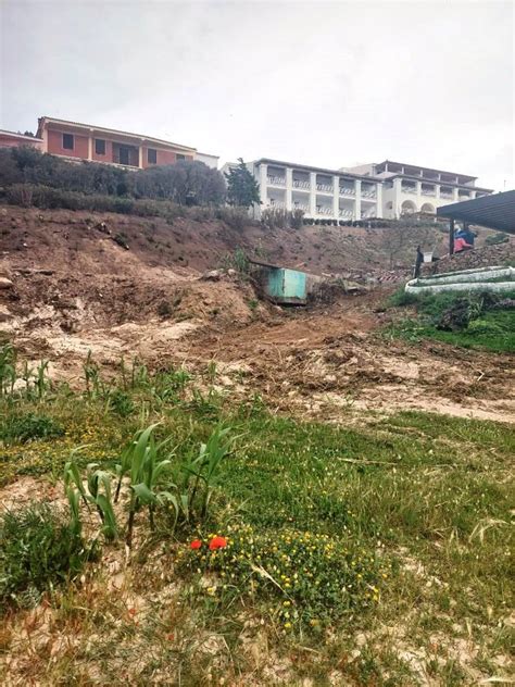 Mezzi Meccanici Sulle Dune Di Rena Bianca E Una Piscina Non Autorizzata