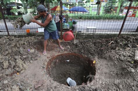 Pembuatan Sumur Resapan Foto Tribunnews