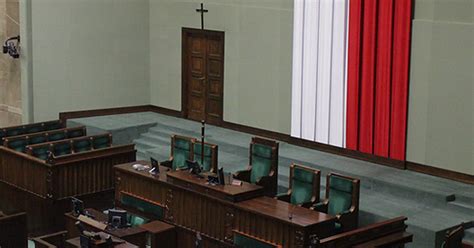 Sondaż 56 proc Polaków uważa że krzyż powinien wisieć w Sejmie