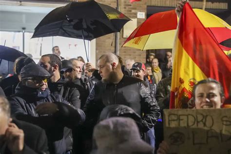 Medio Millar De Manifestantes En Una Tensa Protesta Ante La Sede