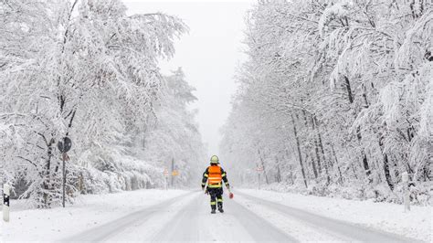 Wintereinbruch in Deutschland Unfälle auf glatten Straßen zwei