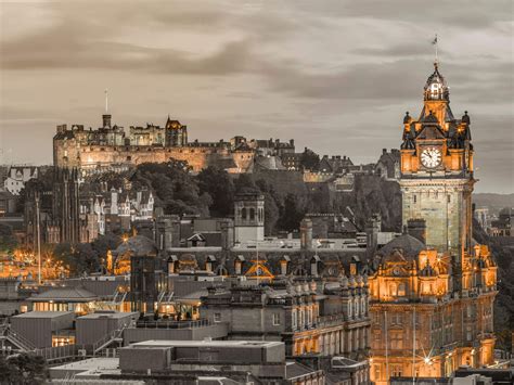 Wall Mural - Edinburgh Castle and The Balmoral Hotel, Scotland - Wallpaper