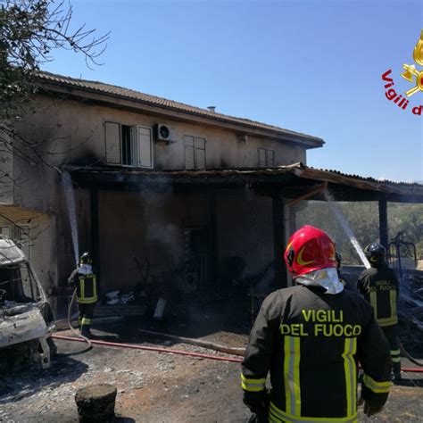 Incendio A San Marco Argentano In Fiamme Un Capannone Per Mezzi