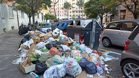 Rifiuti a Roma cosa c è dietro il premio agli assenteisti