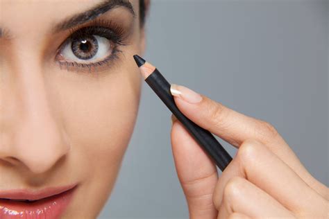 How To Apply Eyeliner Step By Step Tips For Liquid And Pencil Eyeliner