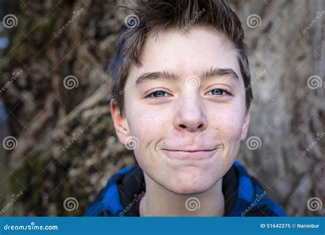 Ritratto Di Un Adolescente Sorridente Immagine Stock Immagine Di Sorridere Ragazzo 51642275