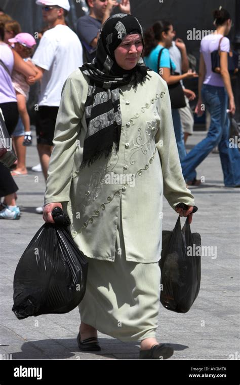 Tunis tunisia tunisian women traditional hi-res stock photography and images - Alamy