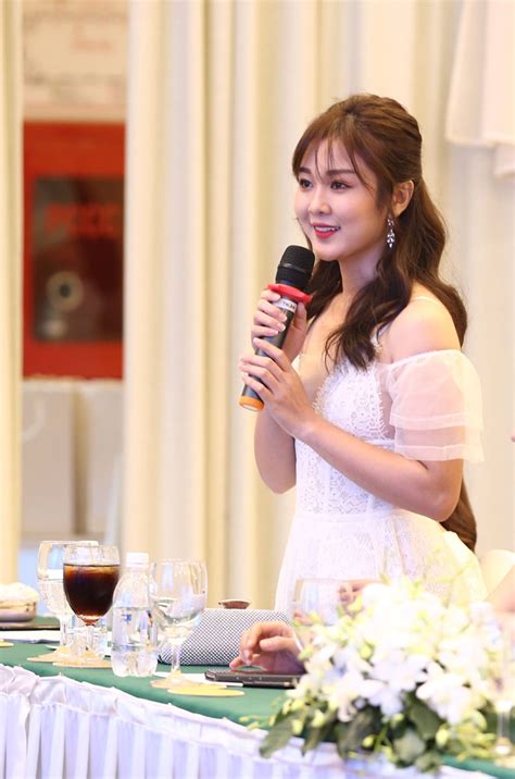 Hot girl FapTV ngây thơ đụng độ nữ DJ bốc lửa gây nghẽn mạng Việt