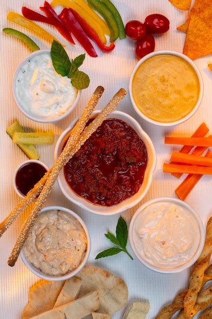 Dips De Comida Para Fiestas Crudites Y Palitos De Pan Foto Premium