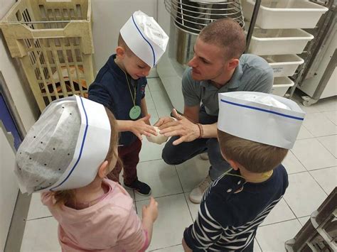 Les enfants de maternelle découvrent le métier de boulanger Var Matin