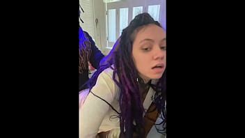 Un Homme Masqu Se Penche Sur Une T Te De Dreadhead Espagnole Latina Et L L Ve En Levrette Dans