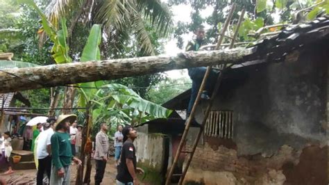 Hujan Disertai Angin Kencang Rumah Warga Pamarican Ciamis Tertimpa