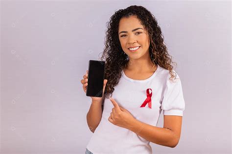 O Conceito Do Dia Mundial Da Aids Jovem Segura Smartphone Tela Em