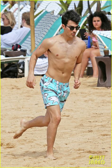 Joe Jonas Shirtless Beach Frisbee Player In Hawaii Photo 3023743 Joe Jonas Jonas Brothers