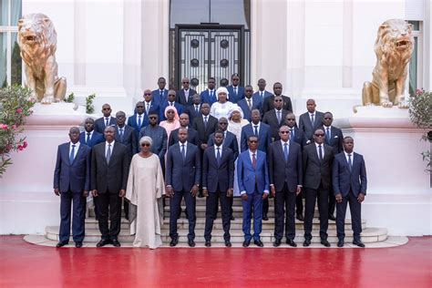 La Photo Officielle Du Gouvernement Sur Le Perron Du Palais De La