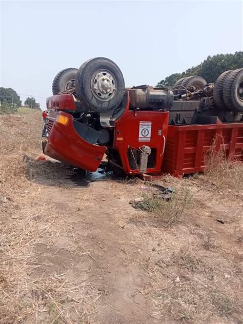 Abandonan camión tipo volteo accidentado en el tramo carretero que