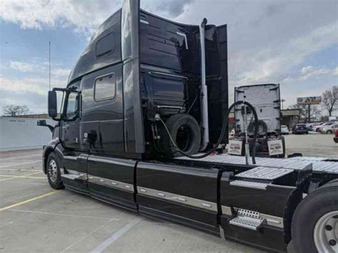 Volvo VNL 860 (2019) : Sleeper Semi Trucks