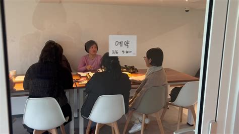 가끔은 극단이 아닌 분위기 있는 카페에서 회의도 좋지요 회의 공간이 따로 준비되어 있는 웃뜨리 카페 공간을 바꾸면 생산성이