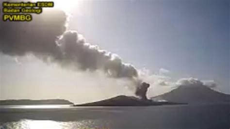 Gunung Anak Krakatau Erupsi Semburkan Abu Vulkanis Setinggi Meter