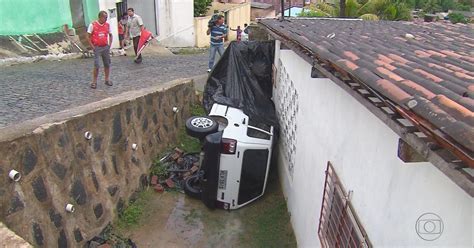 G Motorista Erra Manobra E Carro Vai Parar Em Quintal De Casa No