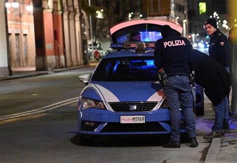 Via Mascarella Feroce Aggressione Prese A Calci E Pugni Per Le Borse I