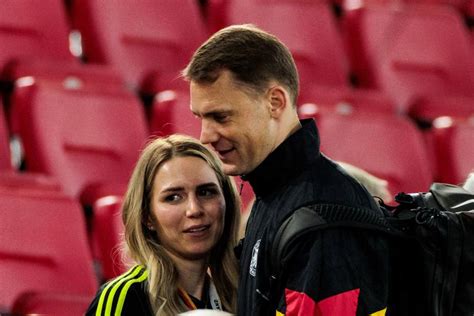 Manuel Neuers Ehefrau Anika Bilder Aus Dem Stadion