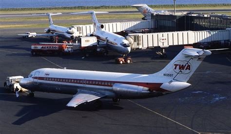 TWA DC 9 10 At LaGuardia Aviones Aviones Comerciales