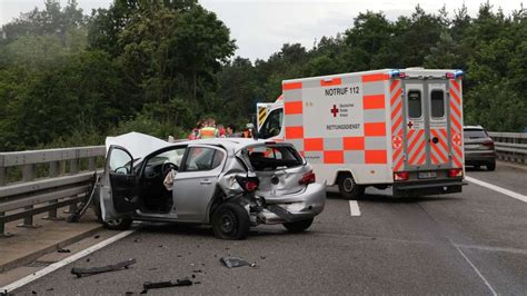 Unfall Auf B43a Bei Hanau Zwei Menschen Schwer Verletzt Hanau