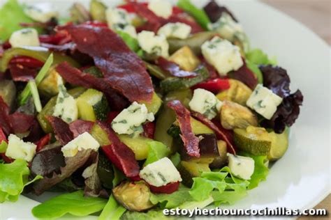 Receta de ensalada de verduras asadas jamón serrano y queso azul