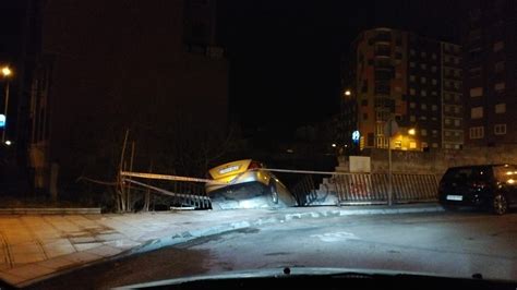 Un Conductor Con Alcoholemia Positiva Empotra Su Coche Contra Un Muro